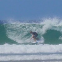 ミック・ファニングが4×バレルを決めるスナッパーロックスでのフリーサーフ動画@2016/1/24