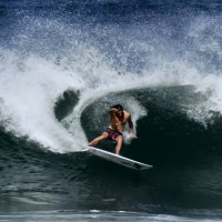 マイキー・ライトの爆発力あるオアフ島(ハワイ)でのフリーサーフ動画@2015