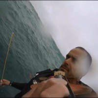 ナザレでビッグウェイブに乗りながらバイオリンを弾いたサーファー