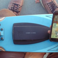 足元で重低音が振動する世界初スピーカー内蔵スケートボード