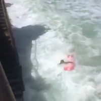 ファッキンラッキーにもニュージーランドの危険スポットで救助された初心者サーファー