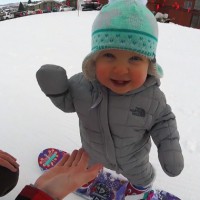 世界最年少！？あまりにもカワイイ1歳の女の子スノーボーダー