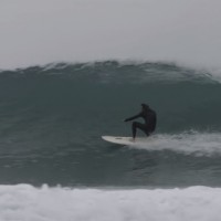 フリーフリクション（フィンレス）で独自のサーフワールドを形成するデレク・ハインド