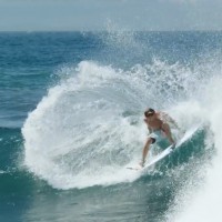 ジュリアン・ウィルソンがバリ島でJSサーフボードのHYFIをテストライド