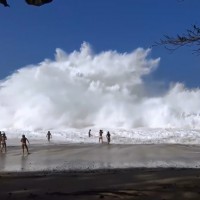 え、そこで遊ぶの！？カウアイ島の強烈過ぎるショアブレイク