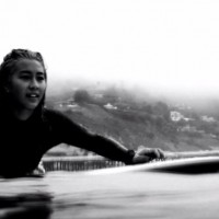 ケリア・モニーツが見せるマリブ(カリフォルニア)での優雅なサーフ動画