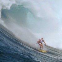 マウイ島ジョーズの斜面をスキーで滑走!スタントマンによるクレイジーな挑戦