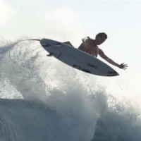 パイプチャージもあるセス・モニーツの最新フリーサーフ動画@ハワイ