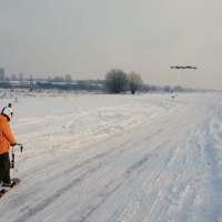 ドローンに牽引してもらって横乗りを楽しむドローンボーディング