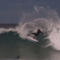 スレーターデザインズの新モデル!?ケリーがサイモン・アンダーソンのボードをテストライド