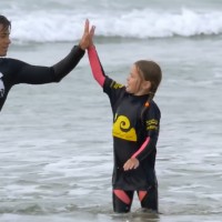海の癒やしの力を活用!遺伝性疾患の子供とプロサーファーが触れ合ったイベント@トーキー