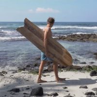 ハワイアンの伝統を紡ぐCJカヌハによるアライアのシェイプ&ライディング動画