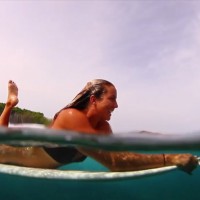 ケイティ・グリフィンが世界を飛び回った1,000日間トリップのサーフ動画