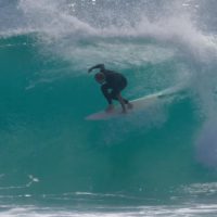 エアリアルサーファーのチッパ・ウィルソンが乗るシングルフィンに近いツインフィン「デュオ」