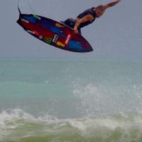 ディオン・アジアスのシグネチャーボードモデル「スパム」がスーパーブランドからリリース