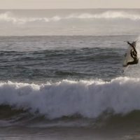 ジュリアンやパーコといったJSサーフボードのライダーが「Monsta 6」でフリーサーフ