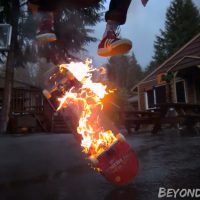 炎の揺らめきが美しい「炎×雨×スケートボード」のエクストリーム動画
