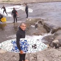 67歳のミスター・パイプラインことジェリー・ロペスが米国オレゴンでリバーサーフィン