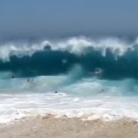 ジャイアントサイズのショアブレイク!ハワイの危険な遊び