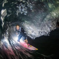 ポータブルライトを使ってジェイミー・オブライエンがパイプでナイトサーフィン