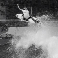 日本でのシーンも含むトップフリーサーファー/ノア・ディーンの最新フリーサーフ動画