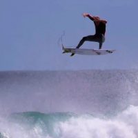 マーギーズプロのカーヴィングから一転！セバスチャン・ジーツのエアリアルサーフィン