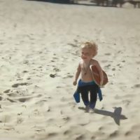 赤ちゃんしかいないビーチ!?エビアンのプロモーション動画