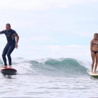 オーストラリアのヌーサヘッズで10代サーファーガールが元首相にドロップインされる珍事件