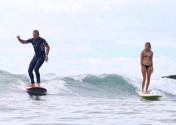 オーストラリアのヌーサヘッズで10代サーファーガールが元首相にドロップインされる珍事件 サーフィン動画ニュース World Surf Movies