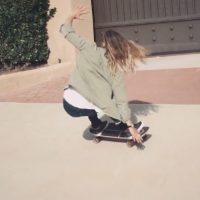 コートニー・コンローグがスタイル磨きに取り入れるカーバー(スケートボード)