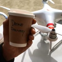 ラインナップのサーファーへと軽食を届けるドローン宅配