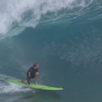 ジェイミー・オブライエンがキャッチサーフのログに乗ってパイプラインチャージ