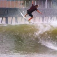 ジョシュ・カーがケリー・スレーターのウェイブプールでアーリーウープ