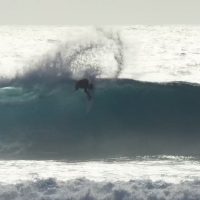 ケリー・スレーターがタバルア島（フィジー）で「バナナ」モデルをテストライド