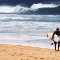 58歳のマイケル・ホーが凄まじいスプレーを上げるフリーサーフ@オアフ島ノースショア