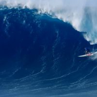 エルニーニョを満喫したシェーン・ドリアンのクラウドブレイク&ジョーズ動画