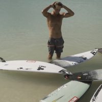 ソリ・ベイリーがクラウドブレイク(フィジー)でチャネルアイランズの6モデルをテストライド