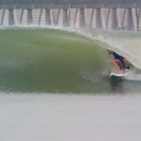 ステファニー・ギルモアがケリー・スレーターのウェイブプールでロングバレル