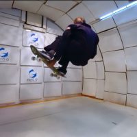 トニー・ホークが無重力状態でスケートトリックにトライ