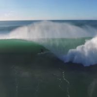 ドローン撮影によるサンシャインコースト(オーストラリア)の炸裂ビーチブレイク