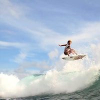 寒い冬はヤダ!イギリスのハリー・ティムソンが訪れた2月のレイキーピーク(スンバワ島)