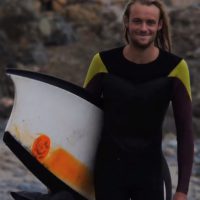 面白い実験ボードやフィンレスでスピンしまくるアリ・ブラウンのフリー過ぎるサーフ