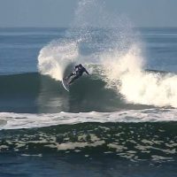 ブレット・シンプソンが見せる参考になるほどキレイなサーフスタイル