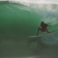 バーレーヘッズ(ゴールドコースト)でローカルが見せるバックサイドバレル