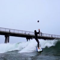 サーフィンとアメフトがコラボしたアメリカ人高校生のトリックショット