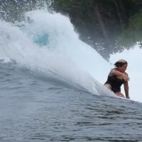 若手注目ウイメンズのホリー・ウォンがテロス(インドネシア)でフリーサーフ