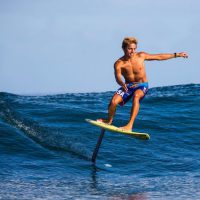 カイ・レニーが空飛ぶライディングを楽しめるハイドロフォイルボードにトライ