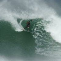 コロヘ・アンディーノがJベイのクラシックコンディションで見せるレールサーフィン