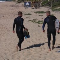 ミック・ファニングがウォームアップセッション@Jベイ(南アフリカ)で足首負傷