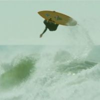 ボルコムライダーのネイト・タイラーが見せる高さのあるぶっ飛びエアリアル